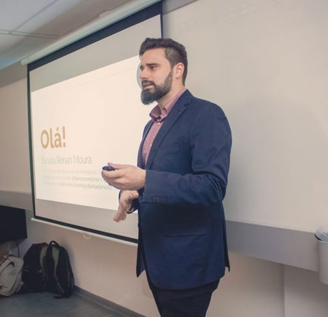 Renan Moura durante uma palestra sobre hipnose